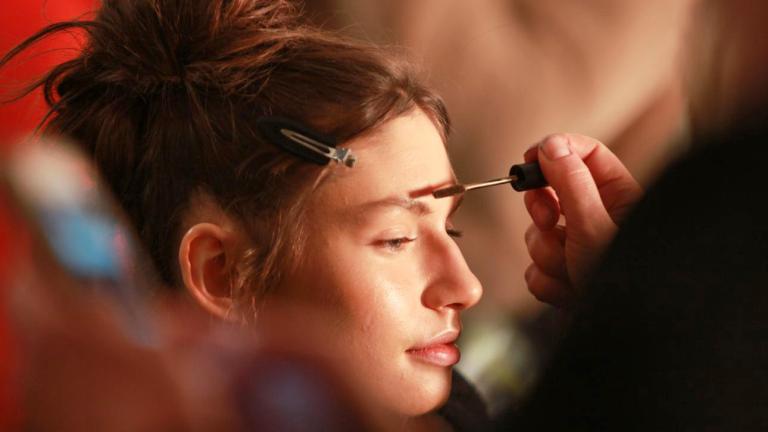 Τα serum που ενισχύουν τη δύναμη και την πυκνότητα σε φρύδια και βλεφαρίδες