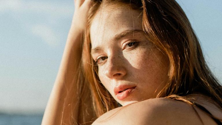 κορίτσι στον ήλιο με φόντο θάλασσα