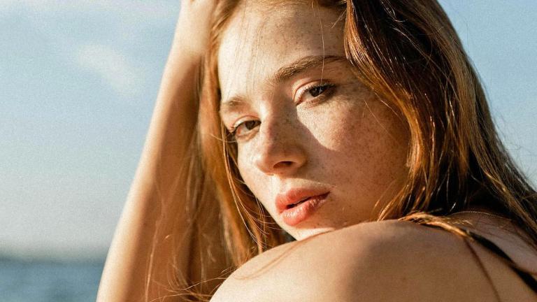 κορίτσι στον ήλιο με φόντο θάλασσα