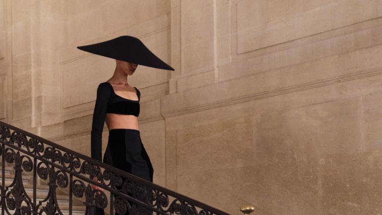 Gallerina σε σκάλα / Jacquemus 