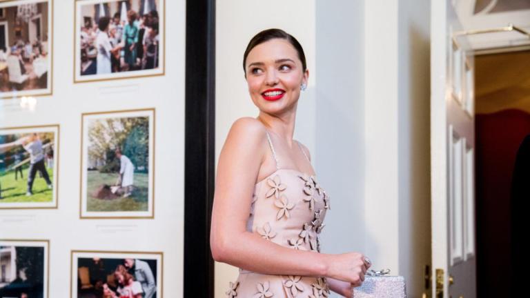 γυναίκα με λαμπερό χαμόγελο