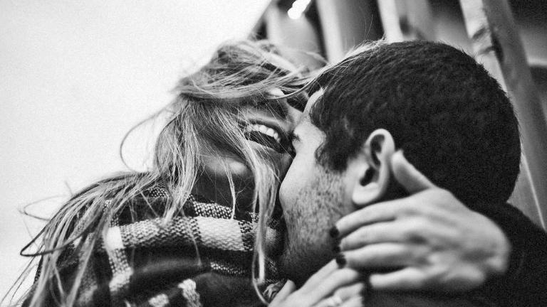 Γιατί κάποιοι αποφεύγουν τις αγκαλιές