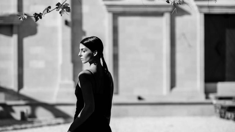 νέα γυναίκα σε εξωτερικό χώρο στη σκιά