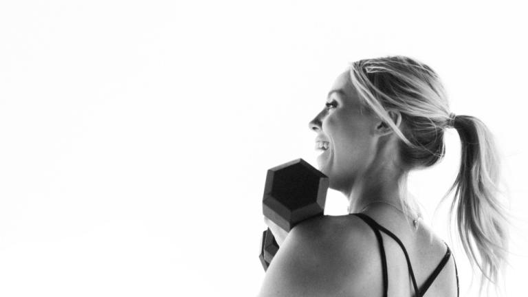 Γυναίκα που σηκώνει βάρη