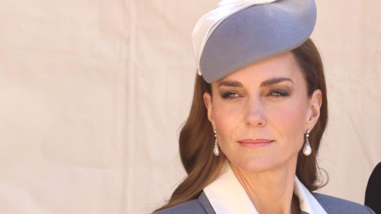 η κειτ μιντλετον με καπελο και σκουλαρικια μαργαριταρενια