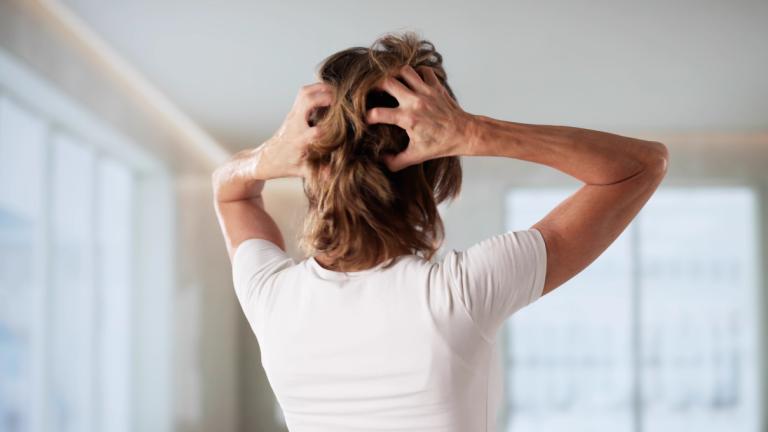 Γυναίκα που πιάνει τα μαλλιά της