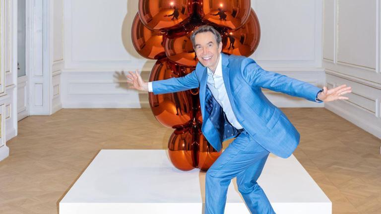 O Jeff Koons με το έργο του Balloon Venus Lespugue (Orange) στο Μουσείο Κυκλαδικής Τέχνης/ Φωτoγραφία: Πάρις Ταβιτιάν © Μουσείο Κυκλαδικής Τέχνης