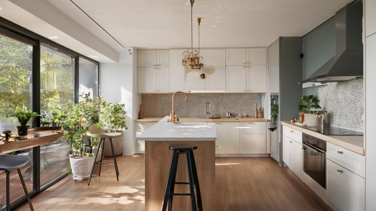 Πάγκος ή τραπέζι; Η νέα τάση που αναβαθμίζει το ντιζάιν της κουζίνας το 2026