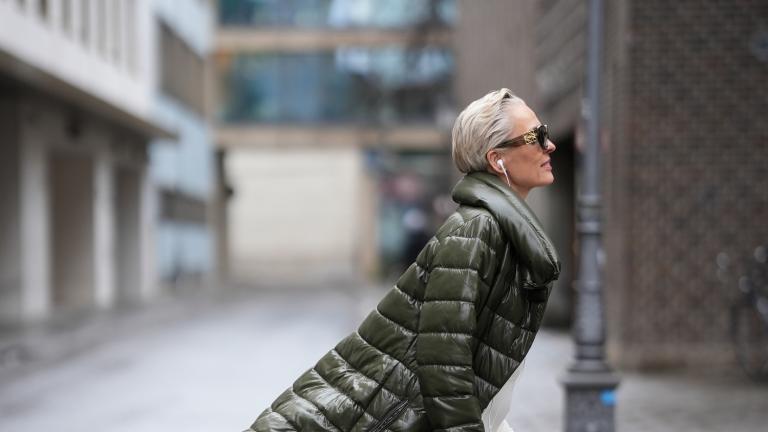 Μετά τα 50: Το λάθος που «βαραίνει» τα λεπτά μαλλιά και πώς να το αποφύγετε