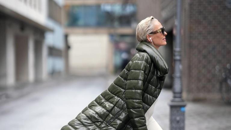 Μετά τα 50: Το λάθος που «βαραίνει» τα λεπτά μαλλιά και πώς να το αποφύγετε