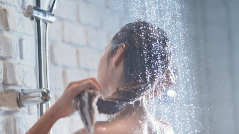 Γιατί οι κομμωτές συμβουλεύουν να λούζετε τα μαλλιά το βράδυ -Μια απλή εξήγηση