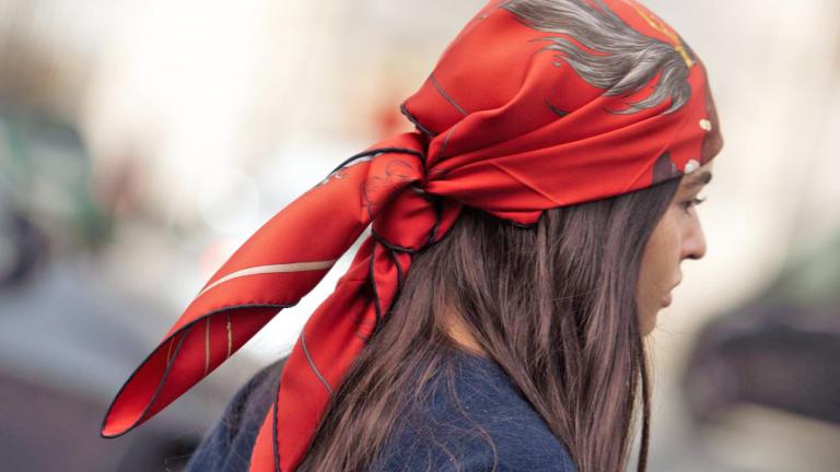 Το μαντήλι επιστρέφει: Το ρετρό αξεσουάρ που γίνεται ξανά fashion statement