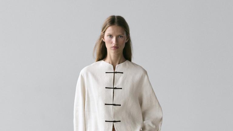 Μοντέλο με σύνολο Massimo Dutti 