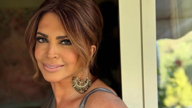 η μιμη ντενιση με ολολευκο συνολο 