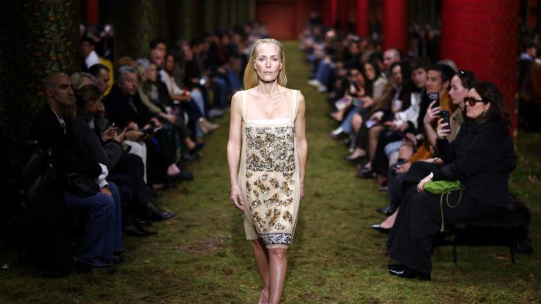 η γκιλιαν αντερσον περαπαταει σε επιδειξη μοδας στο παρισι