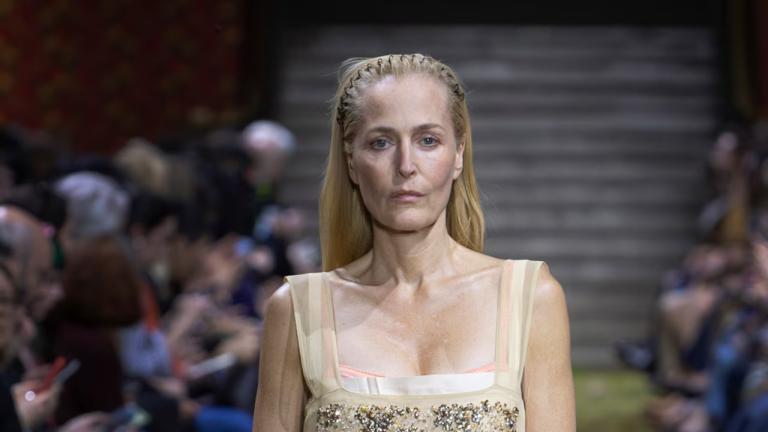 H Γκίλιαν Άντερσον για την Miu Miu FW26