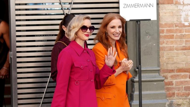 Ναόμι Γουότς και Τζέσικα Τσάστεϊν στην Εβδομάδα Μόδας του Παρισιού -Τα looks που προαναγγέλλουν τα χρώματα της σεζόν