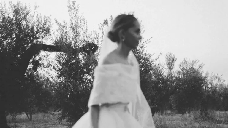 Νύφη με τιάρα από κοράλλι -Φωτογραφία Instagram/Le Volé