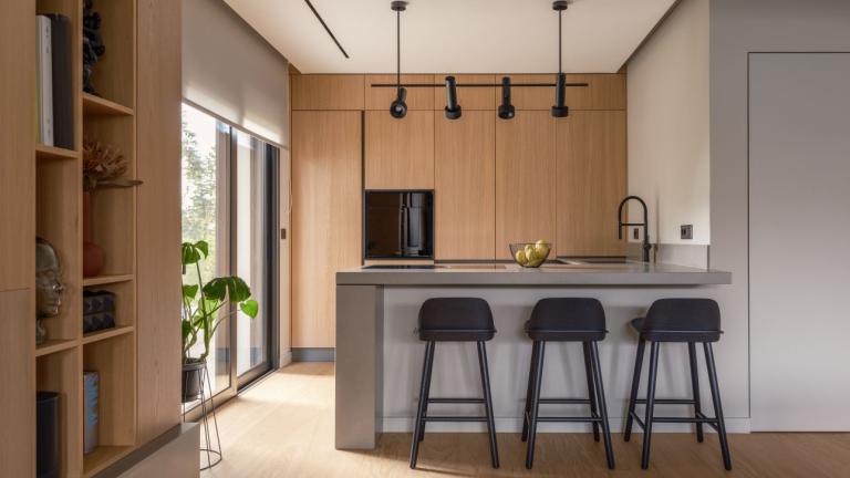 Ένα οικογενειακό σπίτι 125 τ.μ. στο Χαλάνδρι ανακαινίστηκε μοναδικά με φυσικά υλικά και Japandi αισθητική