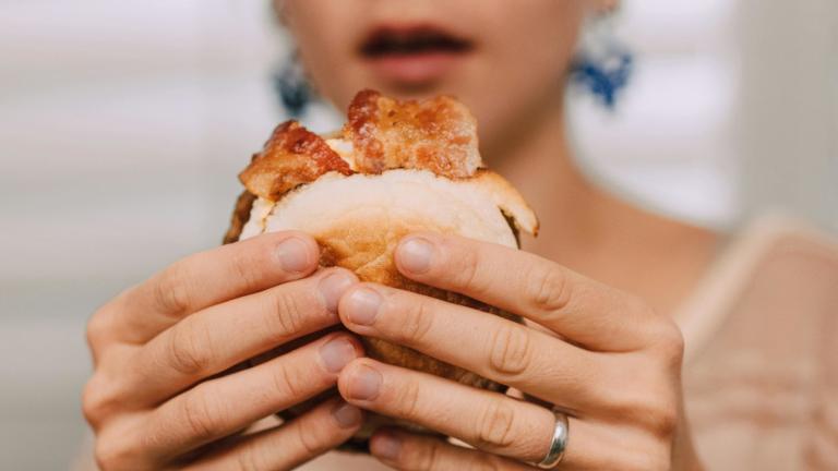 Γυναίκα τρώει μπέργκερ 