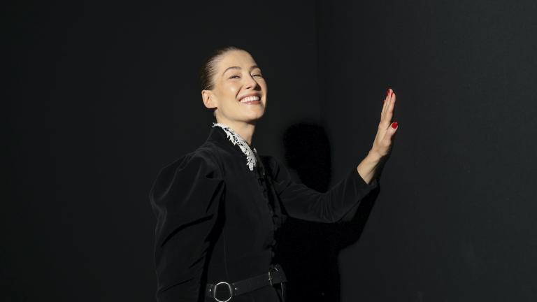 Η Ρόζαμουντ Πάικ σε επίδειξη Dior