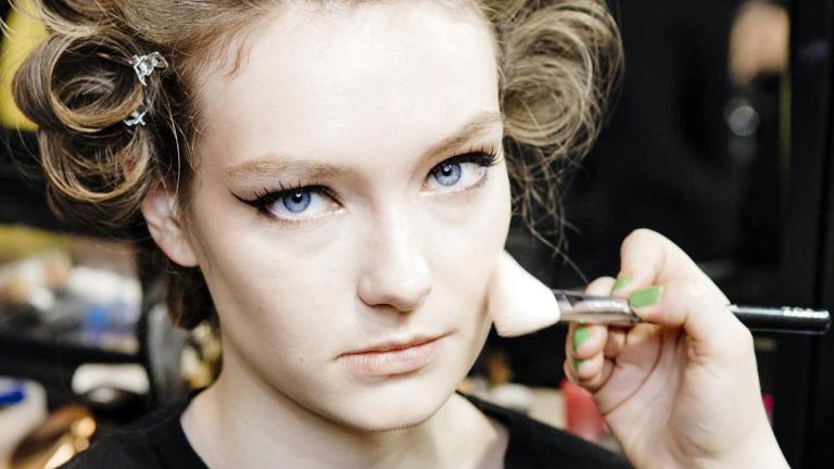 Πώς να πετύχετε lifting effect με ρουζ -Η τεχνική που προτείνουν οι experts