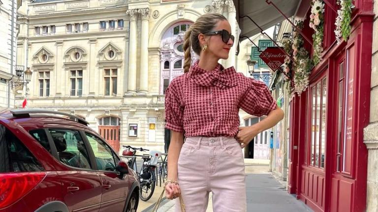 κοπελα με ροζ τζιν και καρο πουκαμισο