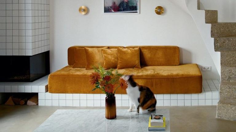 Πώς ένα παλιό ατελιέ μεταμορφώθηκε σε κομψό και φωτεινό σπίτι για μια οικογένεια