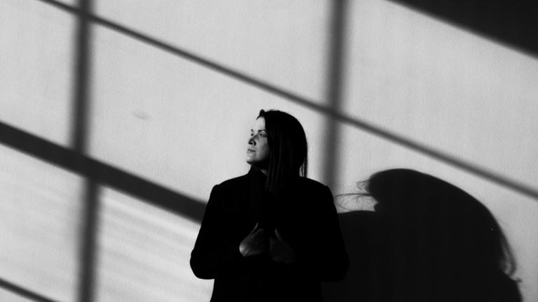 Γυναίκα στέκεται 