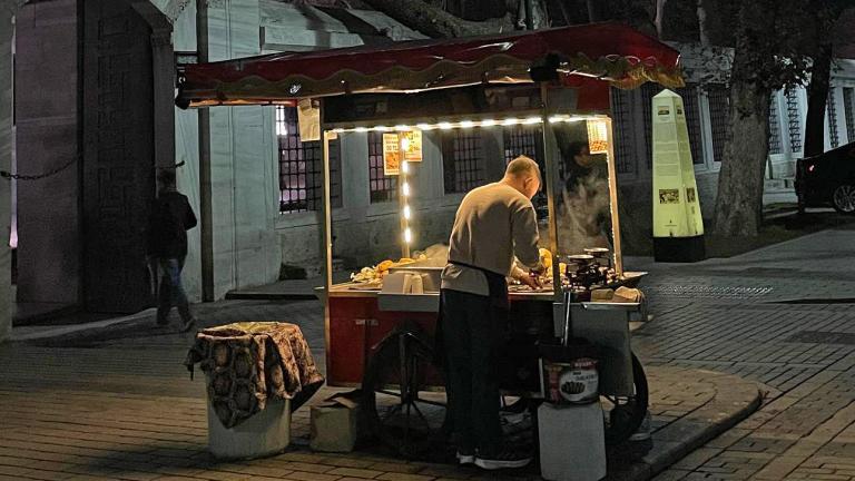 Πλανόδιος καστανάς στην Κωνσταντινούπολη/Φωτογραφία: Ελένη Μητσιοπούλου για το Bovary