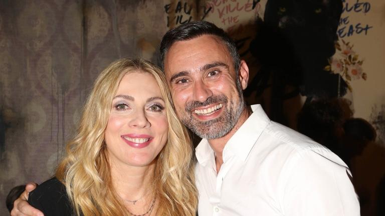 Σμαράγδα Καρύδη και Γιώργος Καπουτζίδης δοκιμάζουν ασκήσεις acro yoga/Φωτογραφία NDP 