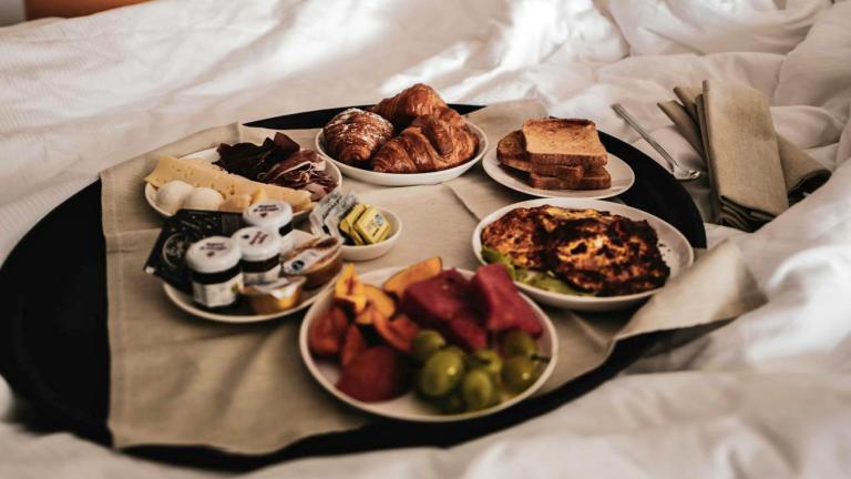 Θέλετε να κάψετε λίπος; Τα 5 σνακ που μπορείτε να φάτε πριν τον ύπνο