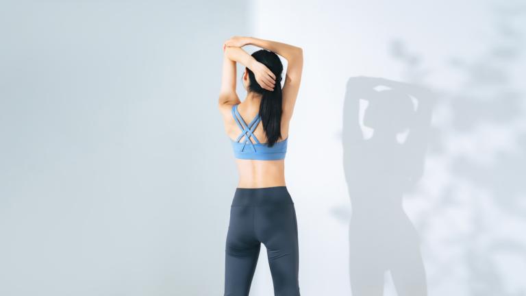 Οι 3 ασκήσεις που βοηθούν να μειωθεί το λίπος γύρω από το σουτιέν