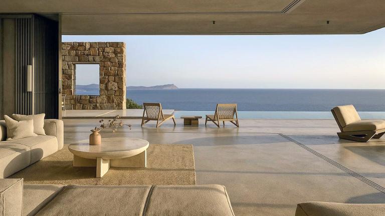 Στη Σύρο, μια αρχιτεκτόνισσα σχεδίασε ένα σπίτι που ενσωματώνεται στο κυκλαδίτικο τοπίο