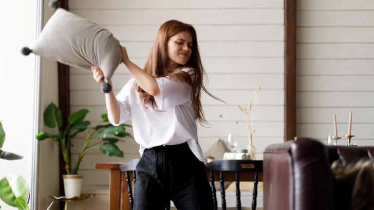 γυναίκα που θυμώνει και δείχνει τον θυμό της