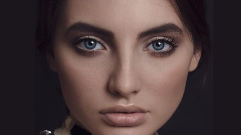 μοντέλο με γαλανά μάτια και σμόκυ μακιγιάζ ματιών