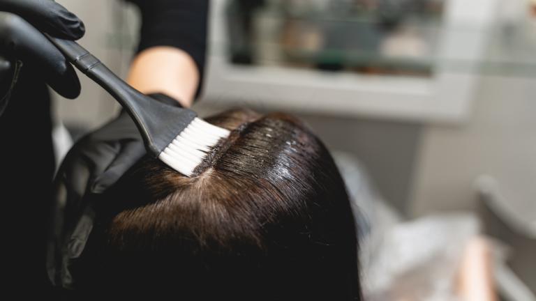 Γυναίκα που βάφει τα μαλλιά της