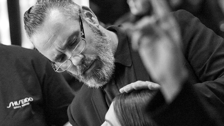 Ο Βαγγέλης Θώδος backstage κάνει μακιγιάζ σε μοντέλο