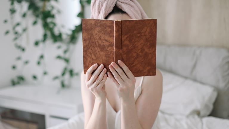 γυναίκα διαβάζει