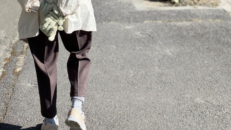 Γυναίκα με τα χέρια πίσω από τη πλάτη της