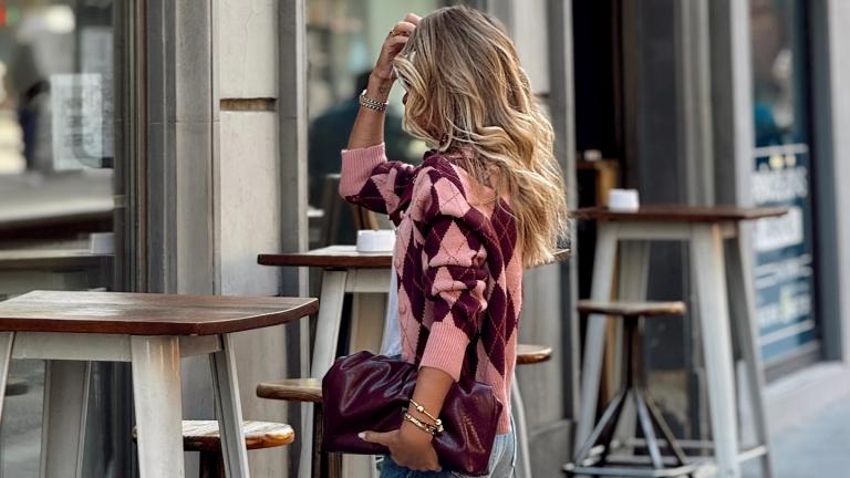 ζακετα με ρομβους συνδυασμενη με φαρδυ τζιν και πεδιλα