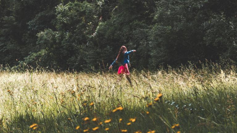 Γυναίκα που τρέχει στο λιβάδι 