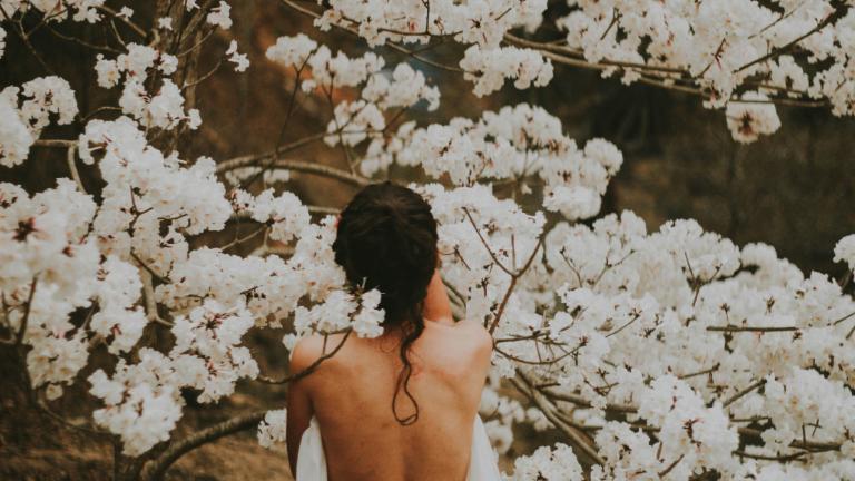 Γυναίκα ανάμεσα σε λουλούδια 