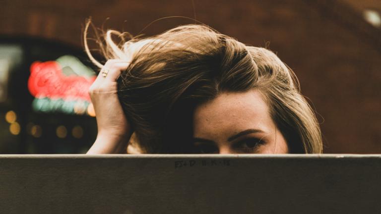 Μπερδεμένη γυναίκα