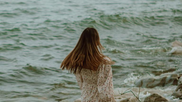 Γυναίκα μπροστά από θάλασσα