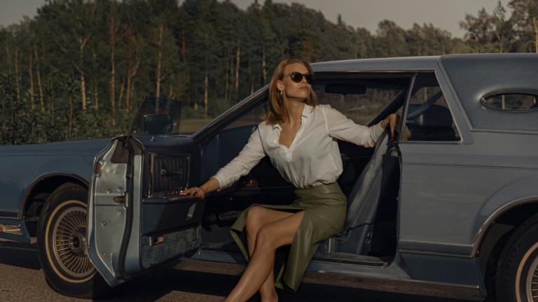 Κομψή γυναίκα βγαίνει από αμάξι