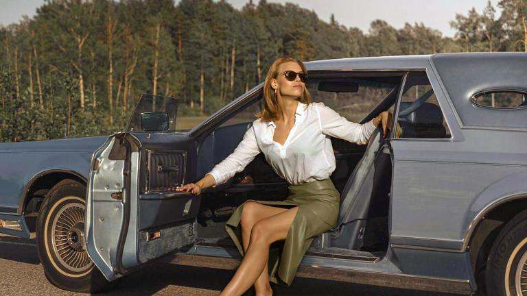 Κομψή γυναίκα βγαίνει από αμάξι