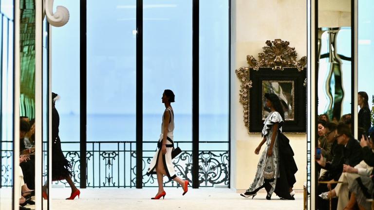 μοντελα περπατανε στην επιδειξη της Chanel