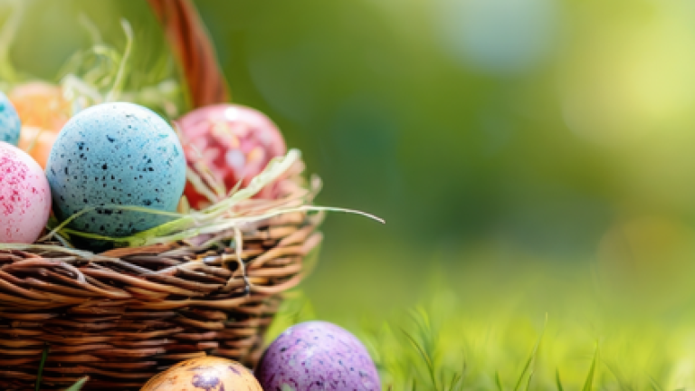 Πασχαλινό καλάθι με αυγά