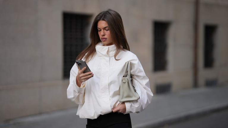 στιλάτη γυναίκα με αντιανεμικό